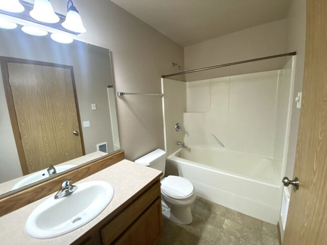 Building Photo - 3 Bed 2 Bath Home for Rent!