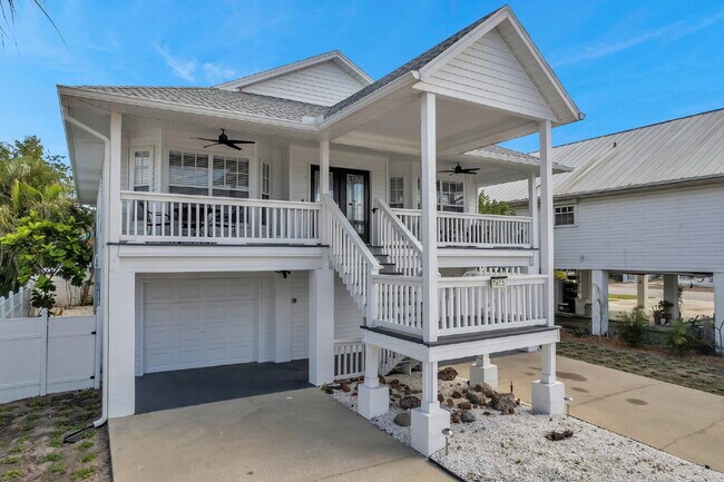 Building Photo - FURNISHED AVAILABLE JANUARY 2026. Beach Re...