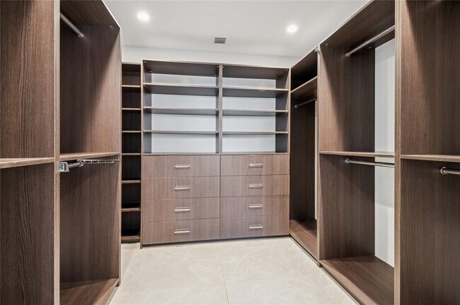 Building Photo - 2657 NE 26th St