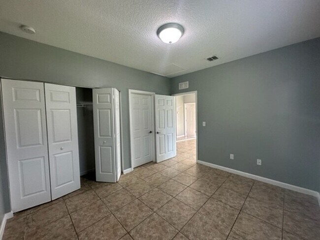 Building Photo - 1045 Villas LLC (1035 NE 10th Ave)