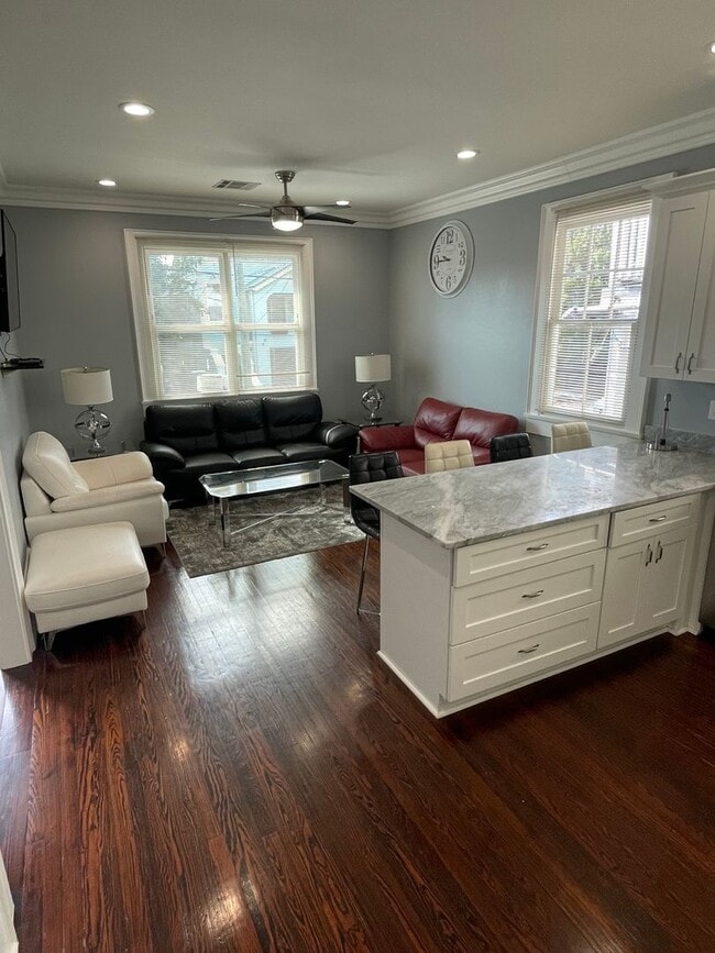 Building Photo - Gorgeous 3BD/1BA in MidCity