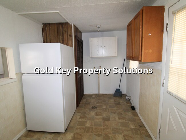 Building Photo - MUNCIE 2 BR 1 BA House with Carport and Large Yard (NO SECTION 8)