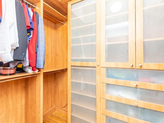 Building Photo - 1331 Brickell Bay Dr