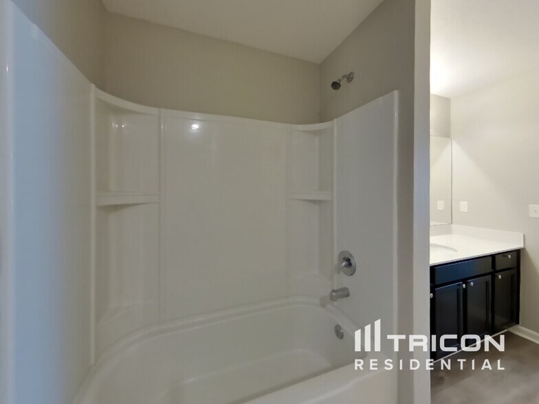 Building Photo - 77013 Birdseye Ct