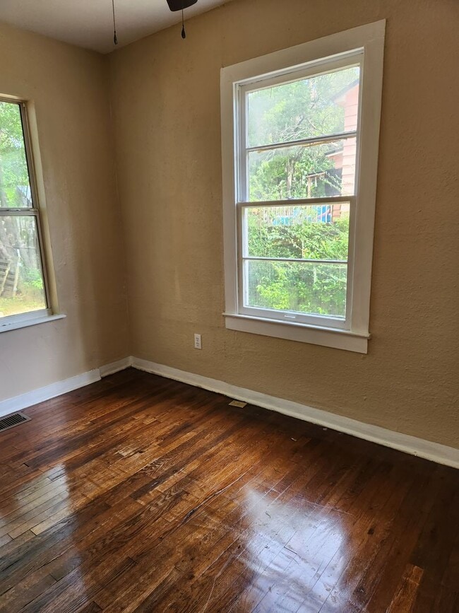Building Photo - Single Family 2 bed 2 bath