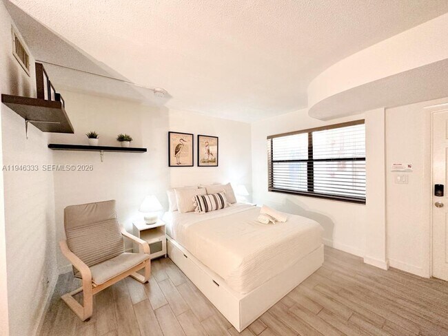 Building Photo - 664 SE 20th Ave