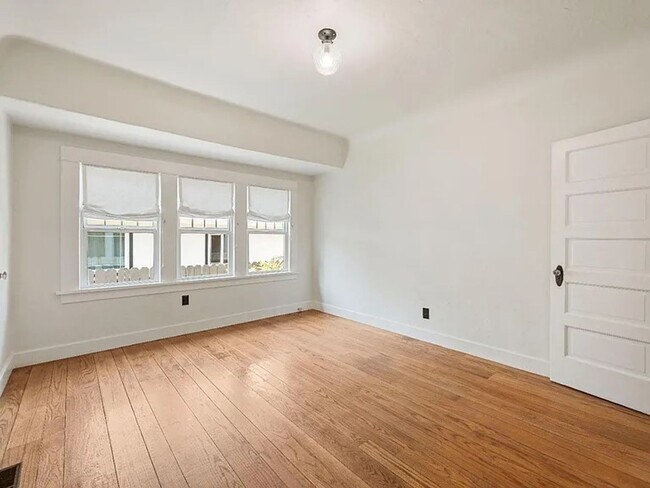 Building Photo - Beautiful vintage home