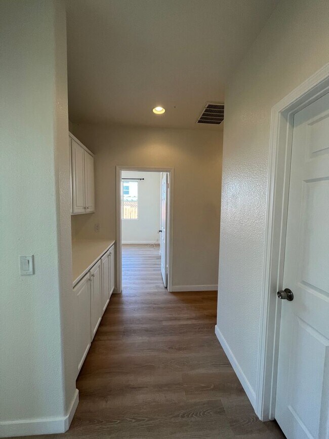 Building Photo - 2065 Banjo Dr