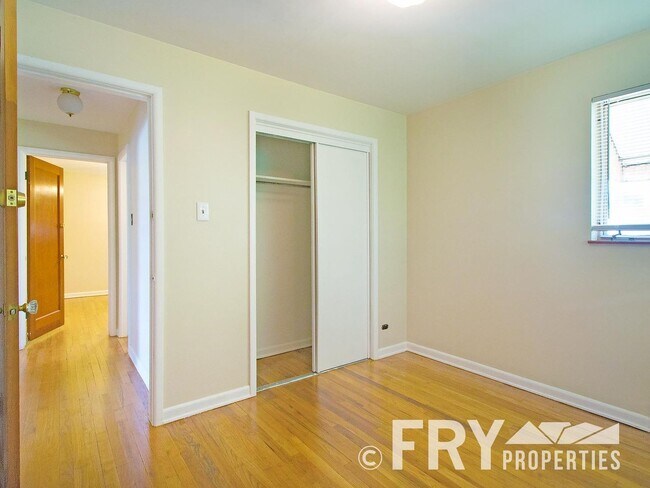 Building Photo - Raised Ranch with Second Kitchen in Prime ...