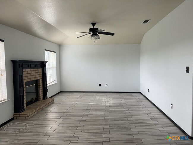 Building Photo - 5702 Shawn Dr