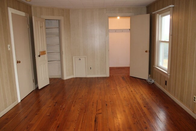 Building Photo - Charming Single Family Home