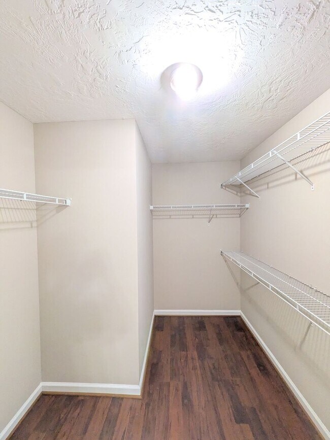 Building Photo - 264 Lynbrook Way