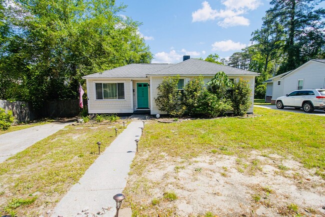 Building Photo - Adorable 3BR Rosewood Rental with Dreamy P...