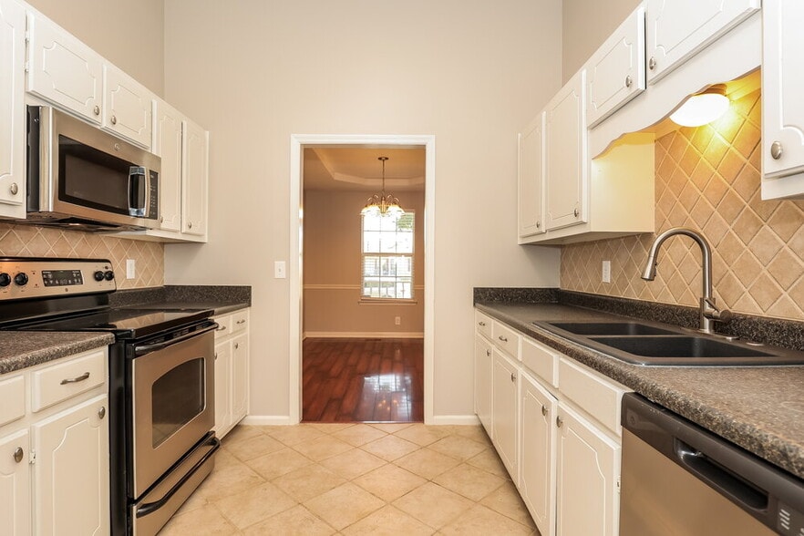 Building Photo - 1002 Esquire Ct