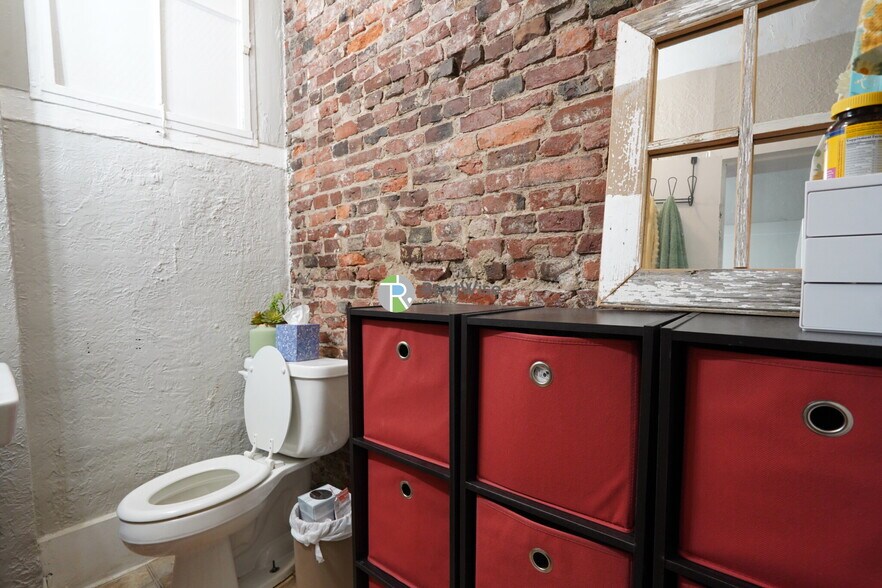 Building Photo - 40 Anderson St