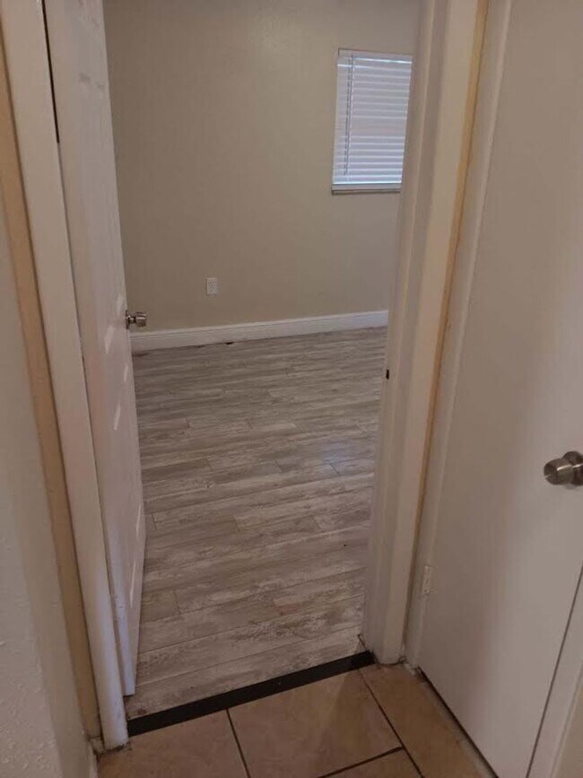 Building Photo - Open and airy 2 bedroom single story unit