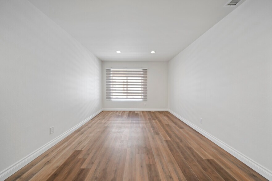 Building Photo - 12411 Osborne St