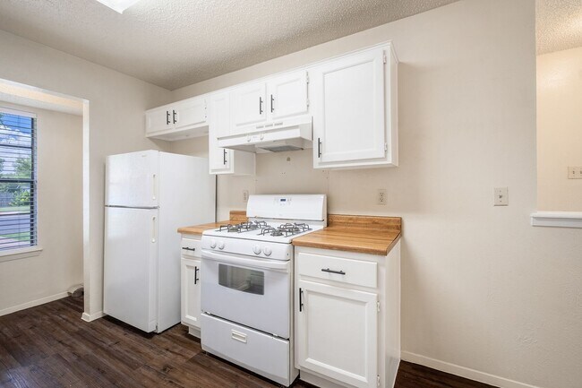 Building Photo - 2 Bedroom, 1 Bath Duplex with 1 Car Garage...