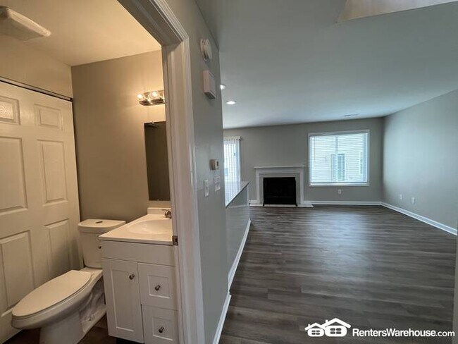 Building Photo - Fully Updated 3 Bedroom Condo in Universit...