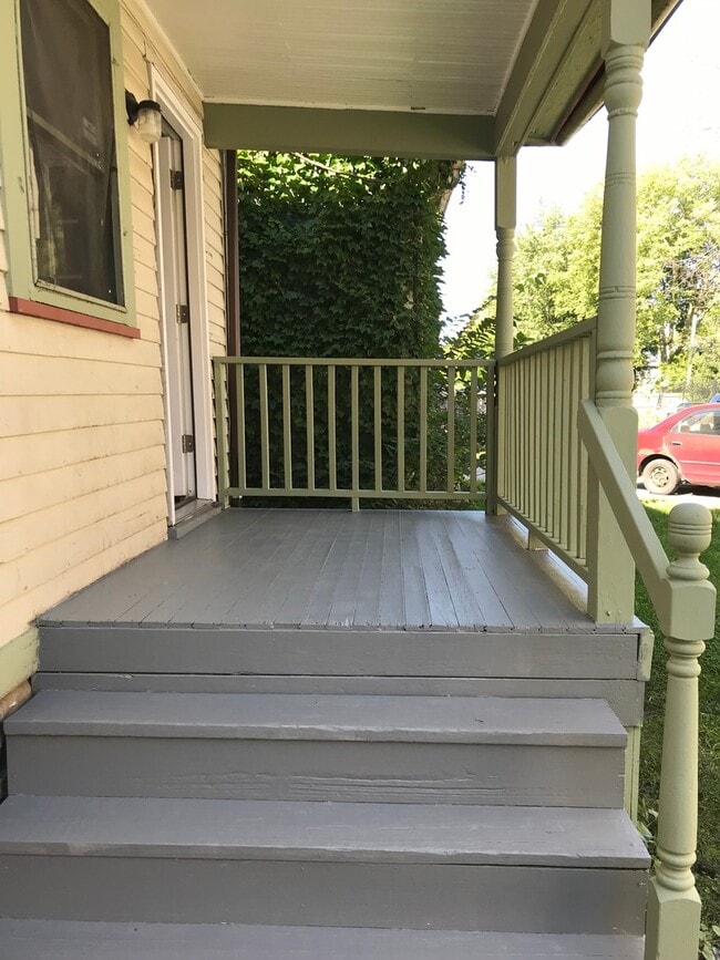 Building Photo - Beautiful 2 Bedroom,1 Bath Home in the Tan...
