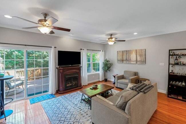 Building Photo - Beautiful 3 Bedroom Bridgeport Townhome!