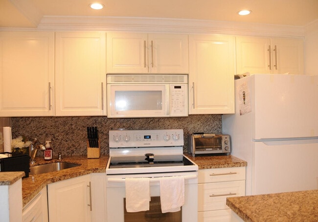 Building Photo - 3216 NE 13th St