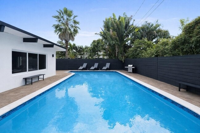 Building Photo - 100 NE 22nd St