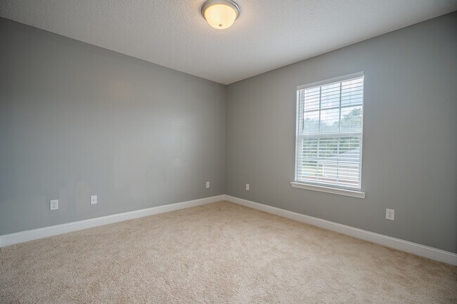Building Photo - 717 Highgrove Ct