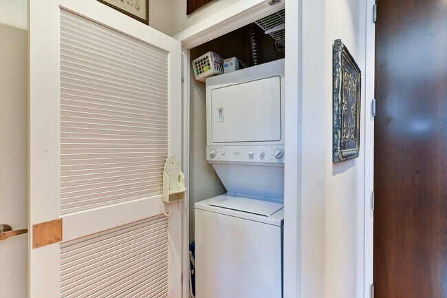 Building Photo - Gorgeous Light Filled 1Br Blocks to King St Metro