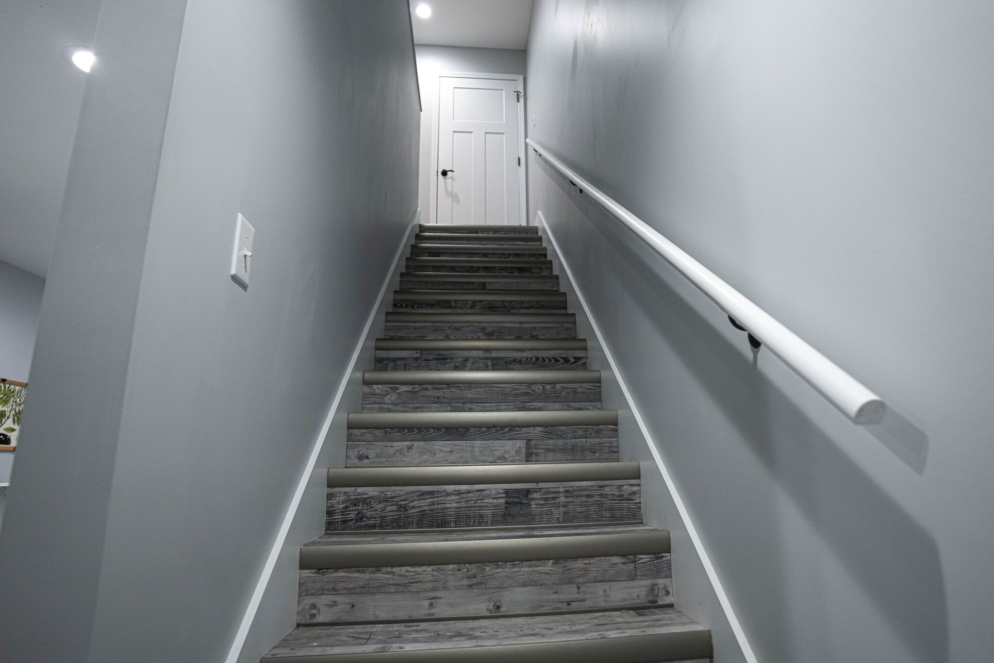 Building Photo - 1027 W 5th St