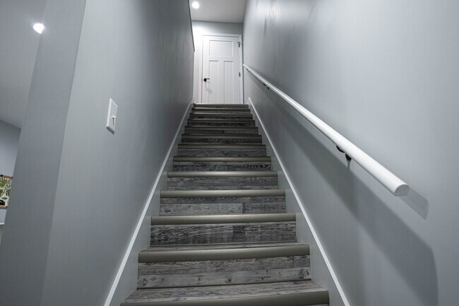 Building Photo - 1027 W 5th St