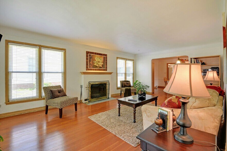 Sunny living room - 1588 Hillcrest Ave