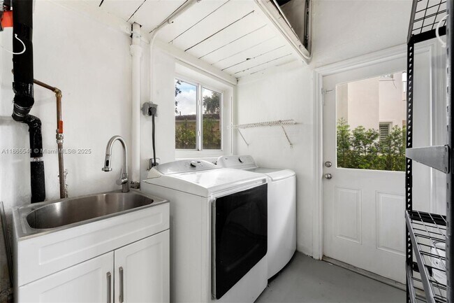 Building Photo - 4724 Orduna Dr