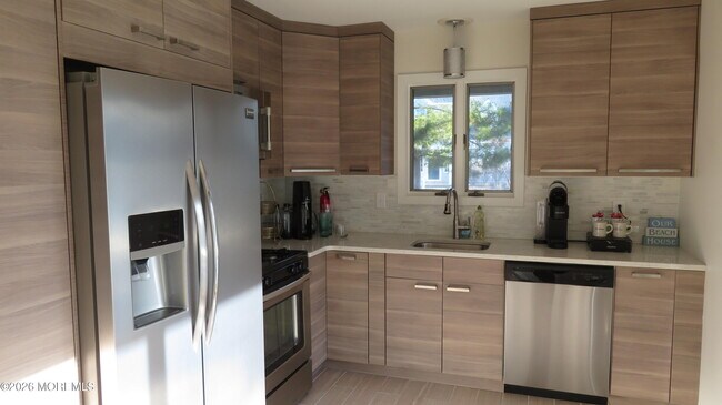 Building Photo - 165 Sunset Ln