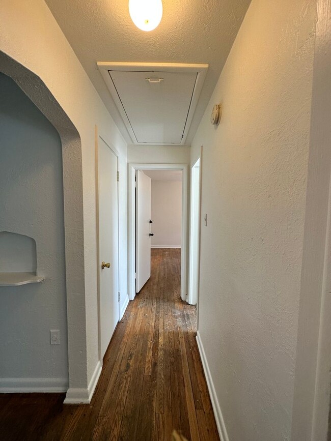 Building Photo - Awesome ranch style home 2bed+2offices 2ba...