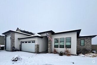 Building Photo - Gorgeous 3 bed 2 ba home in the perfect Me...