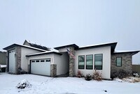 Building Photo - Gorgeous 3 bed 2 ba home in the perfect Me...