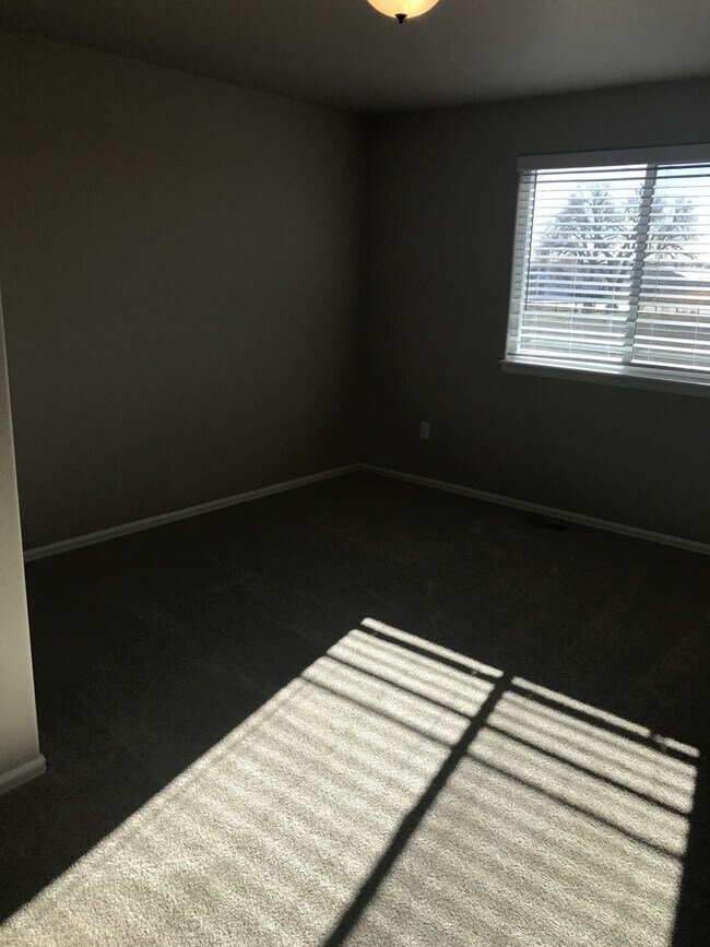 Building Photo - Nice house, 4 bedroom with Mountain Views in Windsor!