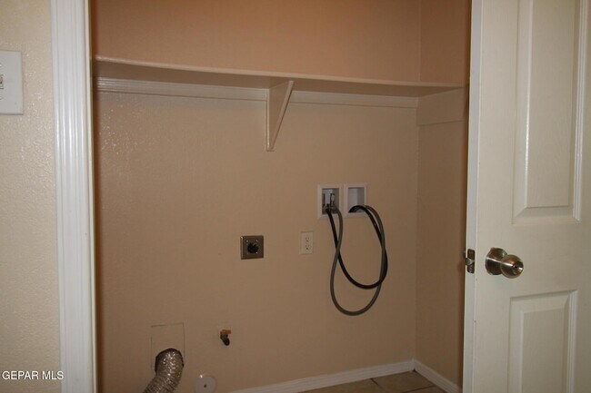 Building Photo - 9145 Begonia Pl