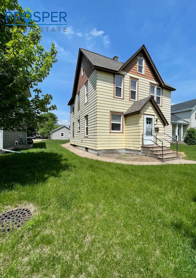 Building Photo - 606 Menomonie St
