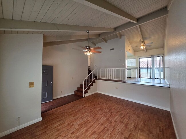 Building Photo - Beautiful 3 Bed, 2 Bath condo with 2 car garage & laundry
