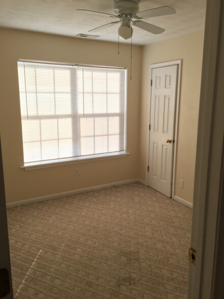 Building Photo - 1325 Oleander Ave