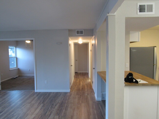 Building Photo - Well maintained Condo Westminster