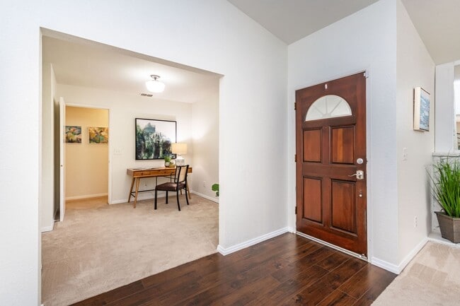 Building Photo - Pocket 3 Bedroom plus Den 2 Bath Home