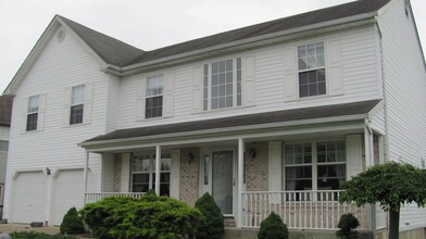 Building Photo - Charming 4 bedroom in Salem Woods availabl...