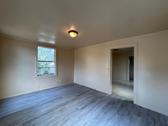 Building Photo - Updated 1 Bedroom 1 Bath Home for Lease in...