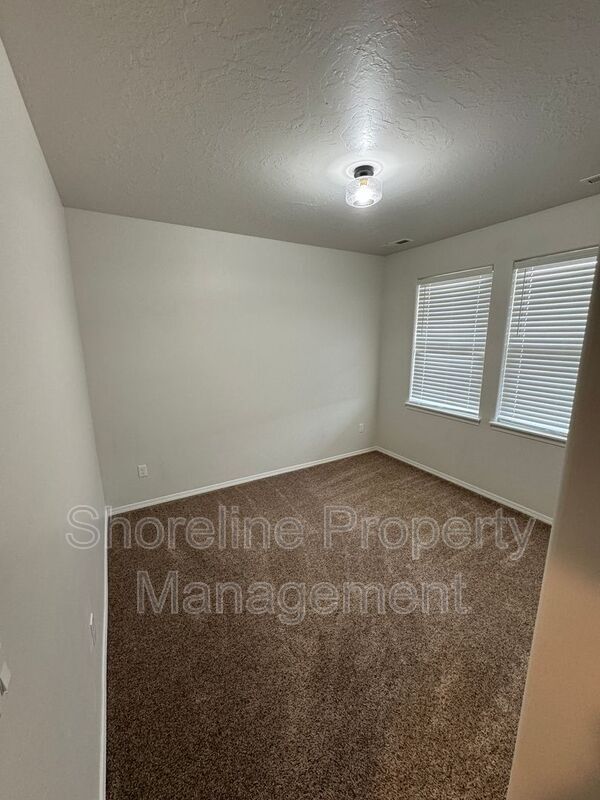 Building Photo - 511 Diamond Lake St