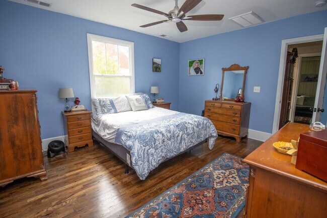 Building Photo - 2715 Kiawah Ave