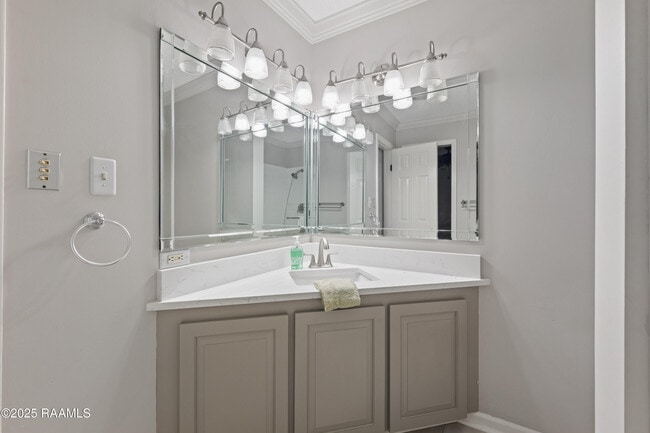 Building Photo - 115 Meadow Glen Dr