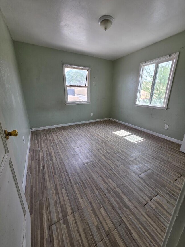 Building Photo - 600 W Buena Vista St